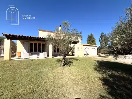 propriété de caractère avec piscine et dépendances