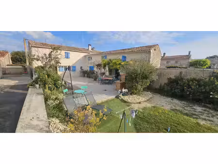 authentique maison charentaise en pierre - 260 m2 avec gîte.