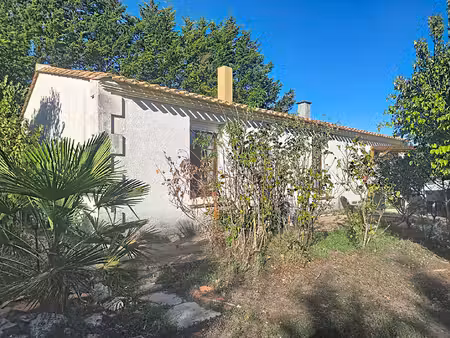 à vendre  maison de plain pied  4 chambres  dépendances  terrain clos  située à chaillé le