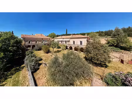 domaine exceptionnel de plus de 900 m² de bâtis sur 25 hectares