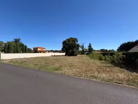 terrain constructible et divisible de 1631m²