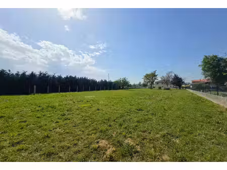 terrain constructible de 2000 m² à longages