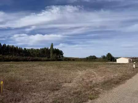 terrain constructible plat de 908 m2