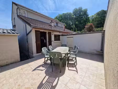 a louer en bail meublé - maison ancienne en très bon état -