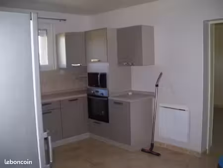 appartemnt t6 avec courette intérieure-auvent et un garage  une entrée-stationnement