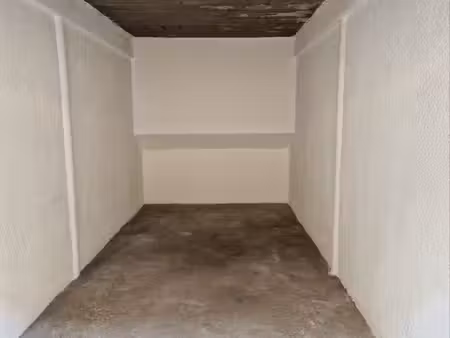 à louer : box fermé situé rue maréchal fayolle  13004 marseille  quartier cinq-avenues