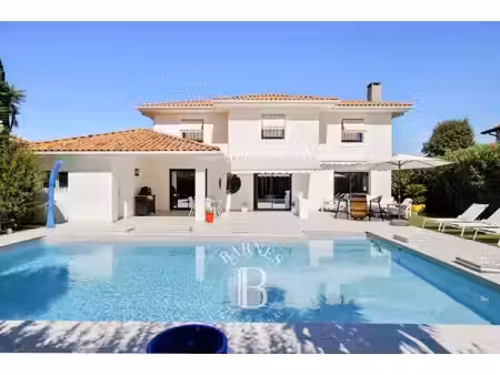 maison de luxe à vendre dans le quartier cinq cantons-golf