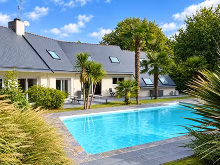 propriété familiale de 235 m² -4 chambres -piscine-dépendance-terrain1700m²