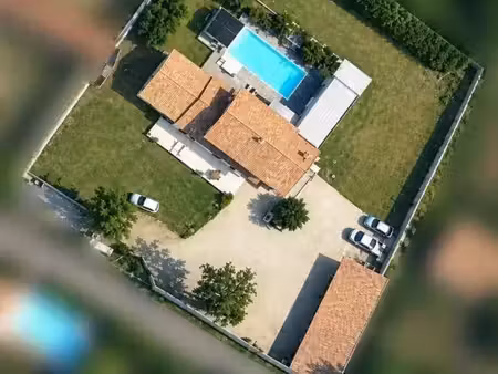 propriété haut de gamme  piscine  jacuzzi  studio  grand garage