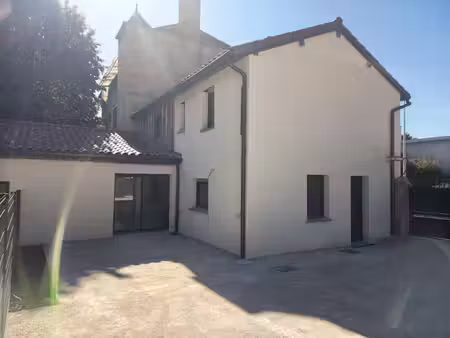idéalement située dans un quartier prisé de mâcon cette maison entièrement rénovée vous sé