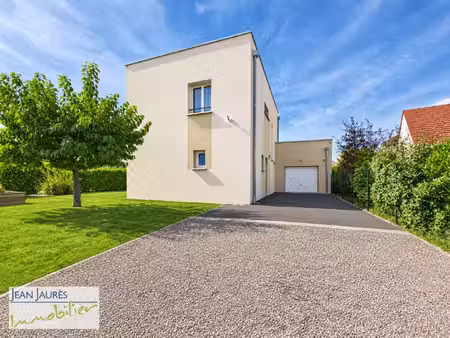 la rivière de corps : belle maison contemporaine avec piscin