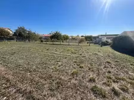 vente terrain à saint-jean-d'angély (17400) : à vendre / 1468m² saint-jean-d'angély