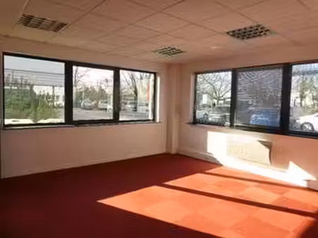 location bureaux et commerces à la roche-sur-yon (85000) : à louer / 115m² la roche-sur-yo