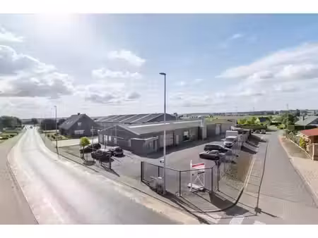 ruim en veelzijdig bedrijfsgebouw met burelen  werkplaats...