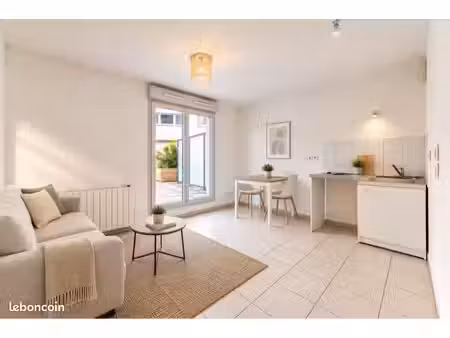 au pied du métro - terrasse de 15 m2 au calme