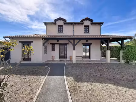 grande maison t5 avec piscine idéalement située