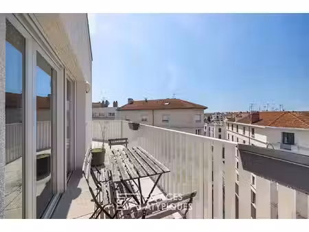 appartement contemporain avec vue dégagée  balcon et stationnement