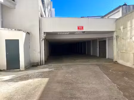 garage fermé avec cave