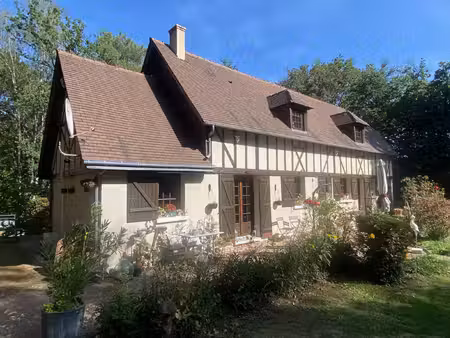 maison normande au coeur d'un environnement boisé