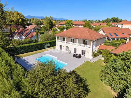 villa individuelle t8 de 275m2 avec piscine sur parcelle de 1'300m2!