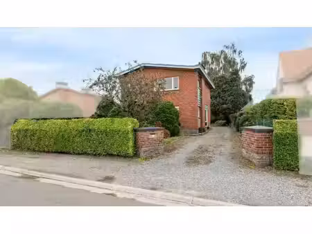 woning ob op 774m² grondoppervlak op staakte!