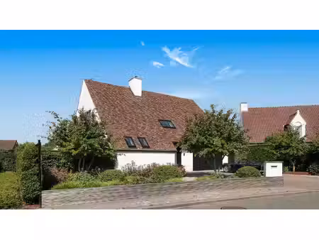volledig en zeer kwalitatief gerenoveerde villa op een ruim zuid-west gericht perceel