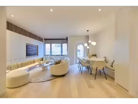 volledig gerenoveerd 4 slk appartement met zijdelings zeezicht op een zeer centrale liggin