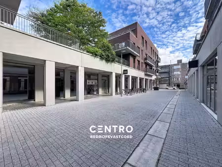 modern kantoor (± 825 m²) met 20 ondergrondse parkeerplaatsen op een rustige  vlot bereikb