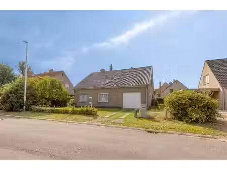 rustig gelegen  te renoveren bungalow op een perceel van 640 m².