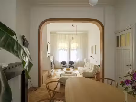stijlvolle townhouse met karaktervolle art-nouveaugevel op een gegeerde locatie nabij het 