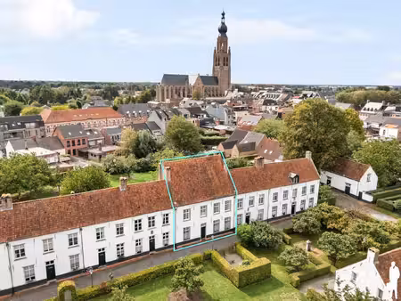historische herenhuis in het begijnhof van hoogstraten