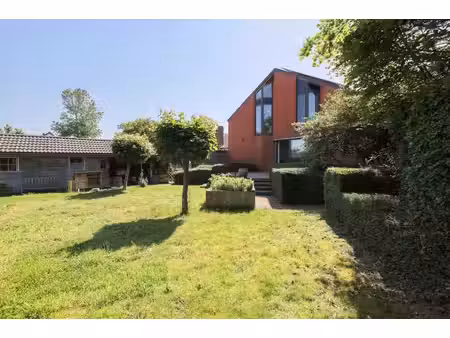 vrijstaande woning op uniek perceel met zwembad