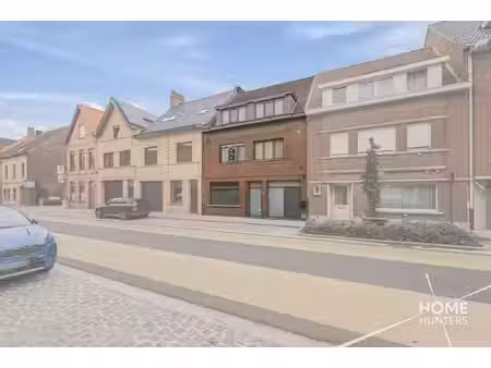 prachtig gerenoveerde woning met 4 slaapkamers en een ruime tuin vlak bij het historische 