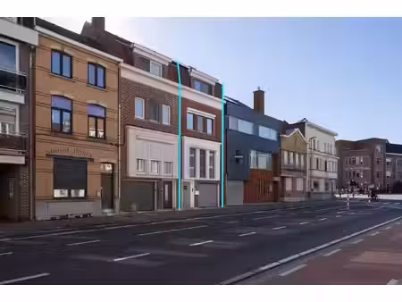 ruime  energiezuinige burgerwoning met 2 garages.