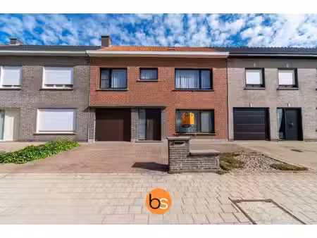 ruime gezinswoning met 4 slaapkamers en garage in sint-eloois-winkel