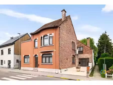 ruime woning met praktijkruimte  garage en tuin