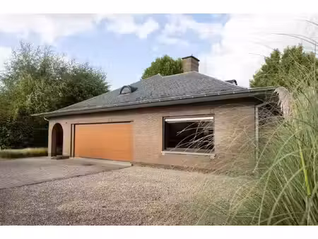 te renoveren gelijkvloerse alleenstaande woning.