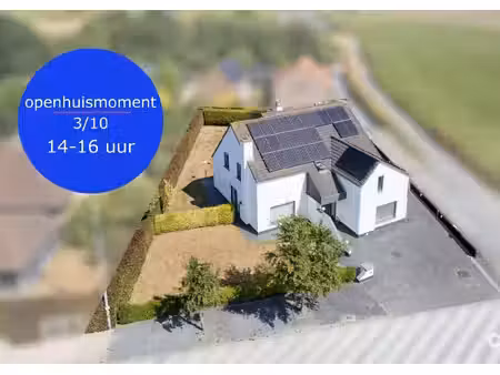 ruime gezinswoning met 4 slaapkamers  2 bureelruimtes en atelier.