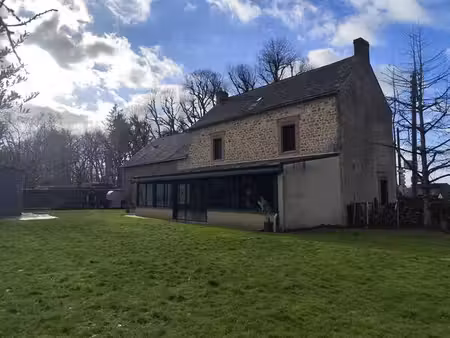 maison en pierres avec dépendances