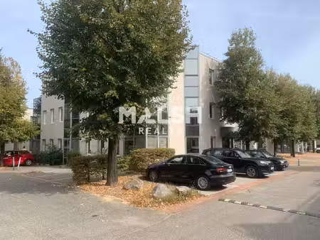 location local professionnel 98m²