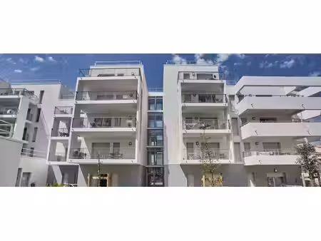 nouvelle résidence neuve dans le quartier résidentiel du parc