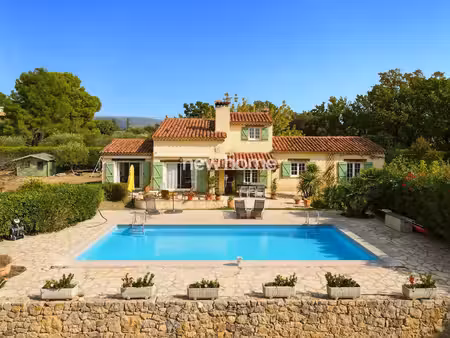 maison avec piscine et vue panoramique