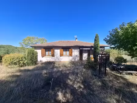 agréable maison entretenue sur environ 3000 m2 de terrain