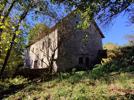 ancien moulin en partie renove