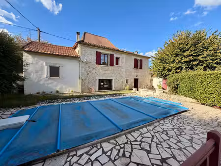 maison en pierre de 136 m² avec piscine et garage à vergt