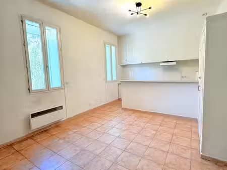 location appartement 3 pièces 57m2 roquefort-la-bédoule 13830 - 858 € - surface privée