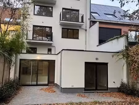 uniek woonst met 4 slpk  3 badk.  grote tuin en parkeergelegenheid