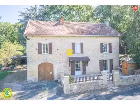 maison en pierre au bord de forêt