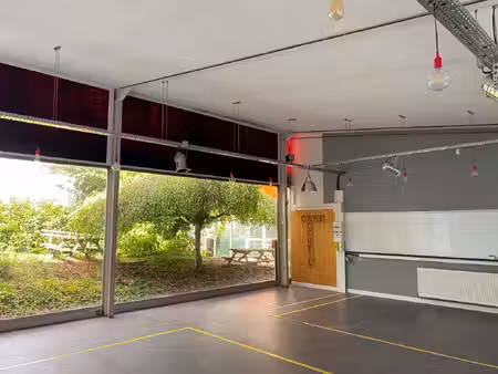 location local professionnel 300m²