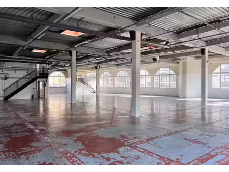location local professionnel 1 789m²